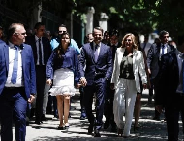 Όλη η οικογένεια στην ορκωμοσία του Κυριάκου Μητσοτάκη - Οι αγκαλιές και η συγκίνηση (φωτο)